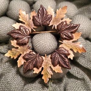 vintage Kenneth Cole (KC) gold-tone metal maple leaf wreath brooch pin